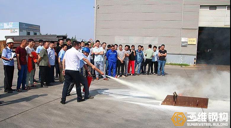 新黄金城hjc222钢结构公司使用灭火器灭火演习