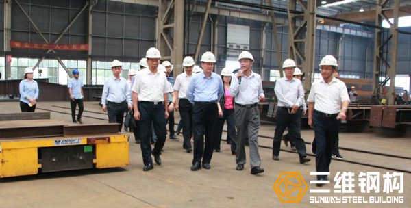 视察新黄金城hjc222钢结构加工车间